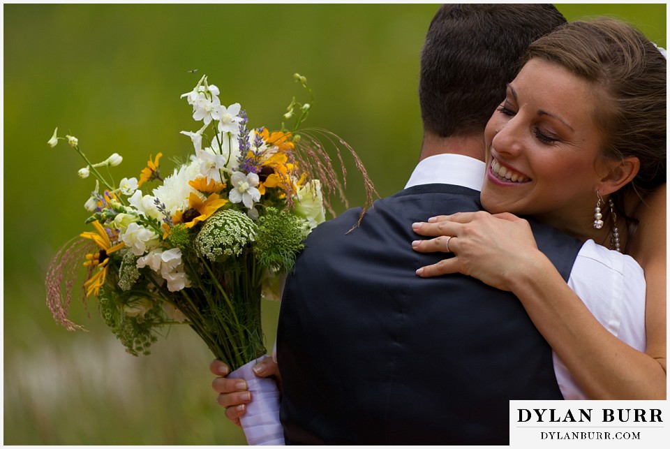 aspen colorado mountain wedding bride and bouquet
