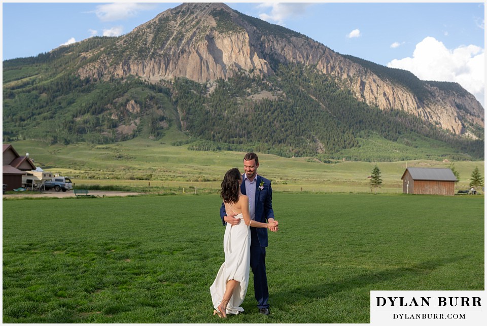 gorgeous colorado mountian wedding first dance