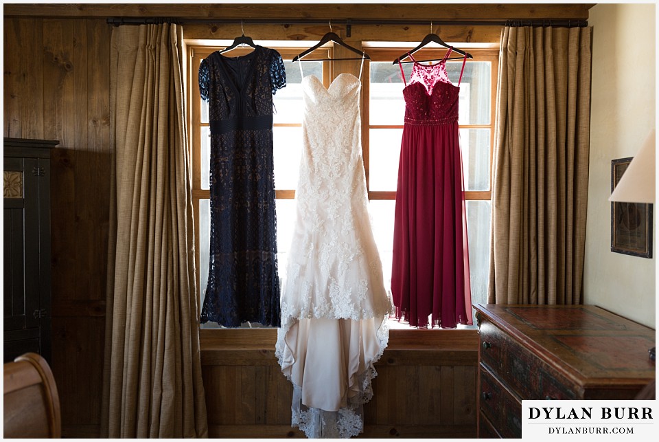 devils thumb ranch wedding in winter wedding dress