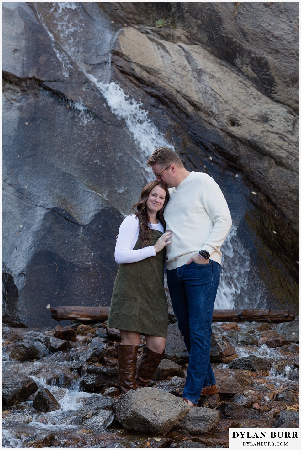 couples photos at the waterfalls