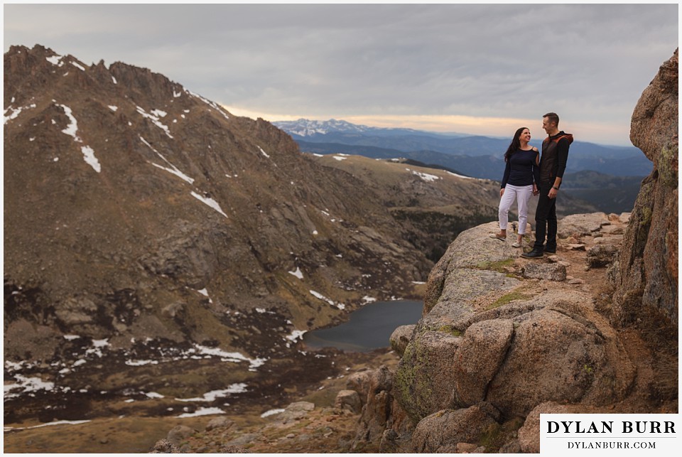 how to prepare for my engagement session couple near cliff edge