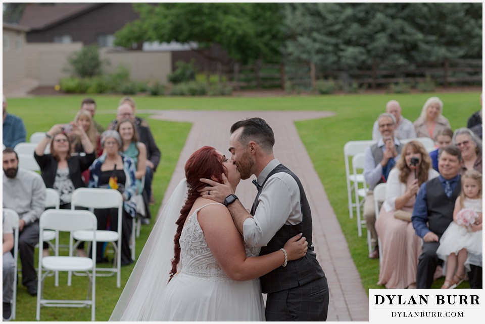 rainy hudson gardens wedding littleton first kiss ceremony