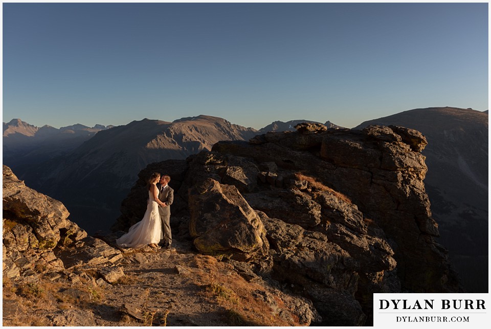 rocky mountain national park elopement wedding couple kissing in split in rocks