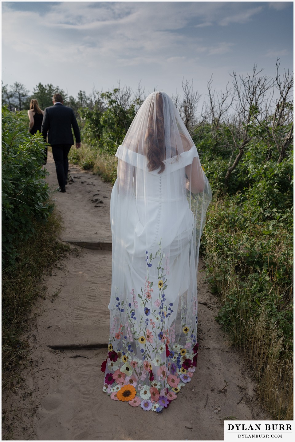 roxborough state park elopement wedding veil with embroidered flowers