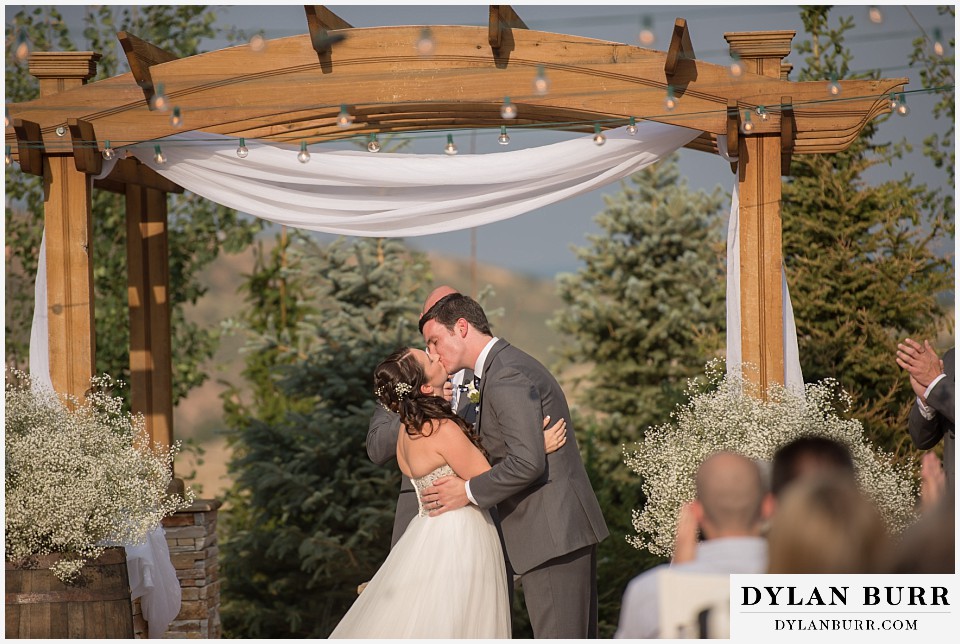 willow ridge manor wedding first kiss