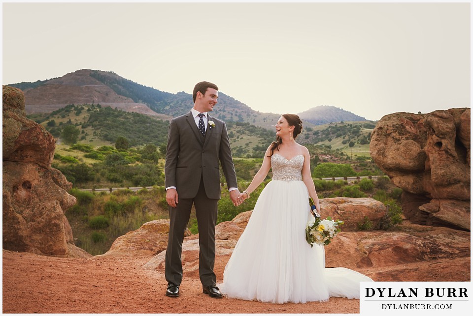 willow ridge manor wedding couple on red rocks