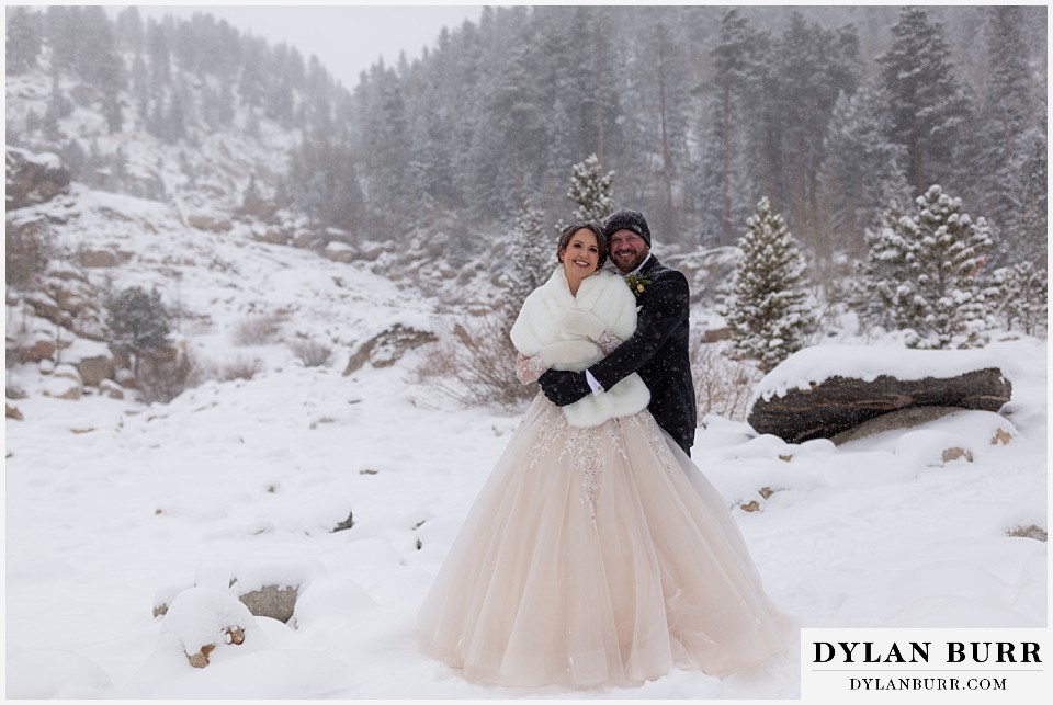 winter wedding couple in mountains